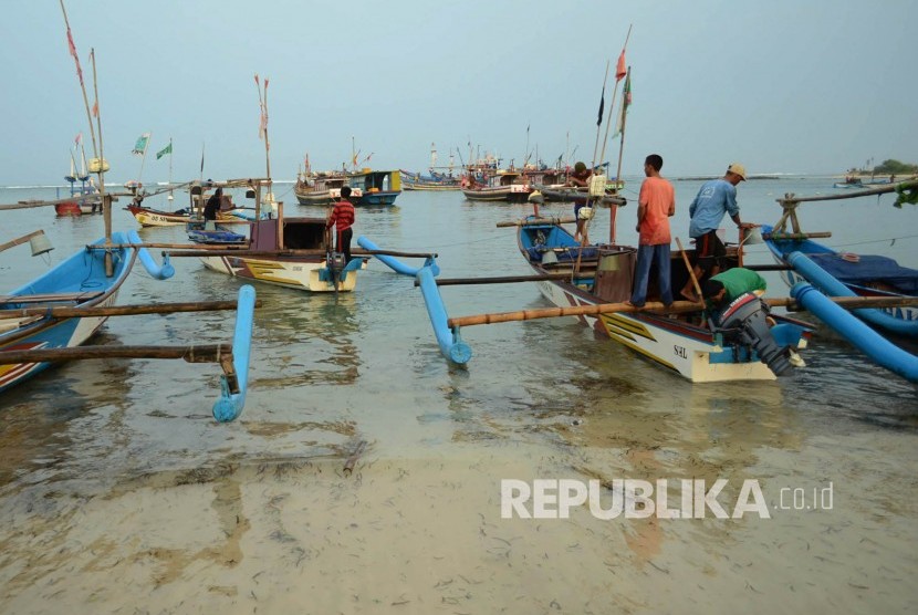 Sejumlah nelayan di lokasi wisata Pantai Ujunggenteng, Kecamatan Ciracap, Kabupaten Sukabumi. (Ilustrasi). (Republika/Edi Yusuf)