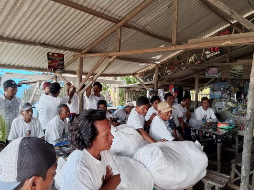 Sejumlah nelayan di Indramayu, Jawa Barat mendapatkan bantuan jaring untuk menangkap ikan. 