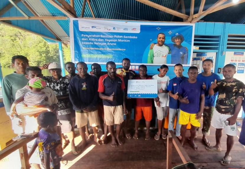 Sejumlah nelayan di Raja Ampat, Papua Barat menerima paket bantuan #SemangatSalingBantu berupa sembako dari Astra.