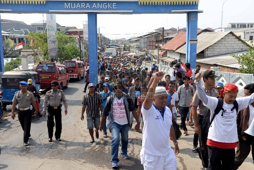 Sejumlah nelayan melakukan aksi unjuk rasa menolak reklamasi Teluk Jakarta di depan Mall Green Bay, Jakarta Utara, Rabu (2/12).  (Republika/Wihdan)