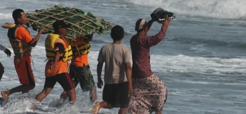  Sejumlah nelayan melarung sesaji saat mengikuti prosesi sedekah laut.