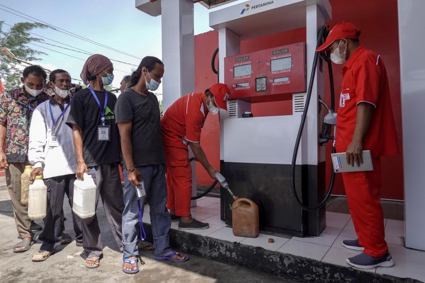 Sejumlah nelayan membeli BBM bersubsidi dengan sistem scan QR code melalui Program Solar Untuk Koperasi Nelayan atau Program SOLUSI di SPBU Nelayan PPSC, Cilacap Selatan, Cilacap, Jateng, Sabtu (17/9/2022). Program SOLUSI merupakan program Pertamina untuk memudahkan penyaluran BBM bersubsidi kepada nelayan melalui kerjasama dengan KUD Mino Saroyo dan telah menjangkau 1.000 nelayan yang memiliki QR code untuk bertransaksi BBM bersubsidi di lima SPBUN di Kabupaten Cilacap, Jateng. 