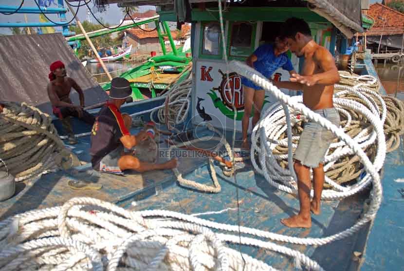 Sejumlah nelayan membenahi tali jangkar di kapalnya yang berlabuh di Pantai Utara kawasan Eretan, Indramayu. (Republika/Raisan Al Farisi)