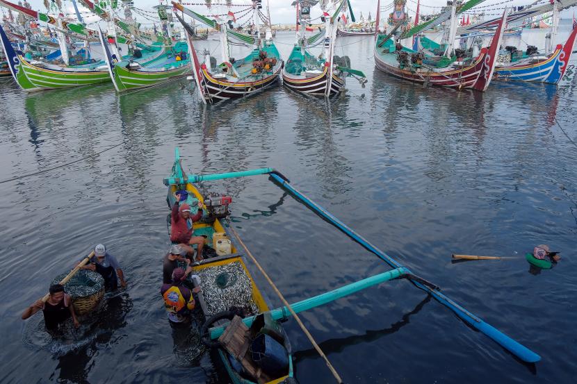 Sejumlah nelayan membongkat muat ikan hasil tangkapan di Pelabuhan Perikanan Nusantara Pengambengan, Jembrana, Bali, Kamis (21/7/2022). Pelabuhan Perikanan Nusantara (PPN) di Desa Pengambengan, Kabupaten Jembrana, Bali, akan dikembangkan menjadi pelabuhan perikanan internasional yang pembangunannya dimulai tahun ini.