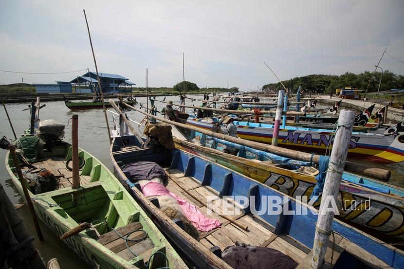 Sejumlah nelayan memperbaiki jaring di atas kapal yang sandar (ilustrasi). Kelangkaan solar dan kenaikan harga jenis BBM yang banyak dibutuhkan nelayan itu, mempengaruhi produksi ikan tangkap nelayan di kawasan Tempat Pelelangan Ikan Paotere, Makassar.