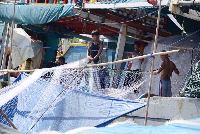  Sejumlah nelayan memperbaiki jaring di dermaga Pantai Karangsong, Kabupaten Indramayu, Kamis (20/2). (Republika/Edi Yusuf)