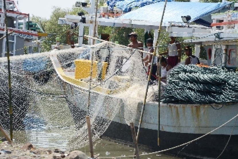 Sejumlah nelayan memperbaiki jaring di dermaga Pantai Karangsong, Kabupaten Indramayu, Jawa Barat.