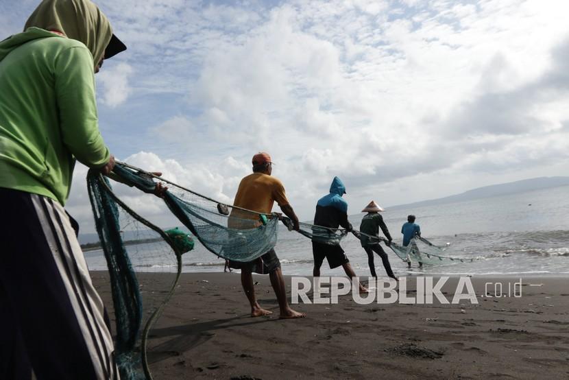 BPBD Banten imbau nelayan di pesisir selatan Lebak untuk tidak melaut.