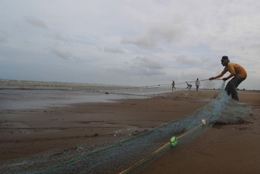 Sejumlah nelayan menarik jaring pukat darat di pantai Singaraja, Indramayu, Jawa Barat, Rabu (17/2)