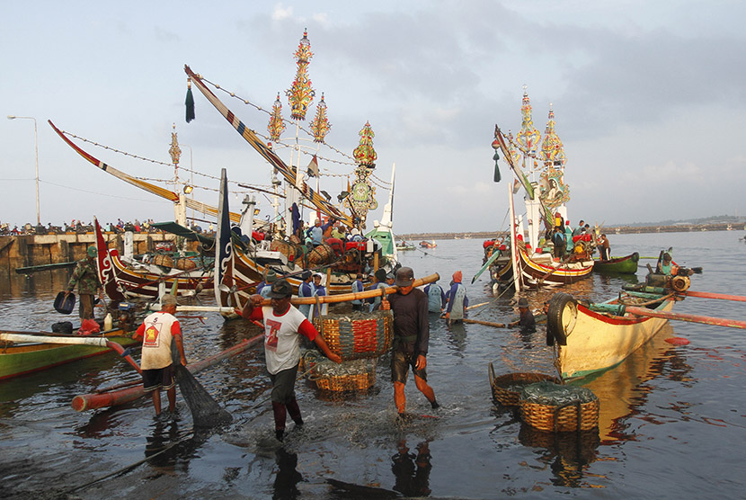 Sejumlah nelayan mengangkut ikan dari kapal ke TPI Pengambengan, Bali, Kamis (19/11).