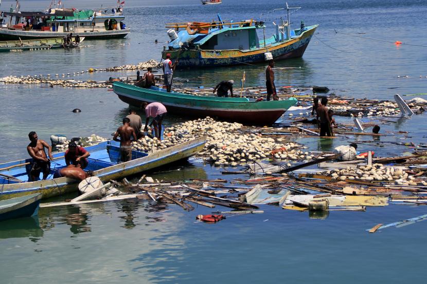 Sejumlah nelayan mengumpulkan kembali puing-puing kapal motor yang hancur serta mengumpulkan pukat yang ikut tenggelam akibat siklon Seroja di TPI Tenau, Kota Kupang, NTT, Kamis (8/4/2021). 