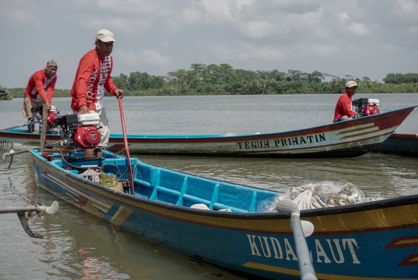 Sejumlah nelayan menyalakan mesin kapal yang telah dikonversi menggunakan bahan bakar elpiji di Dermaga Rakyat Kelurahan Tritih Wetan, Cilacap Utara, Cilacap, Jateng, Rabu (19/10).