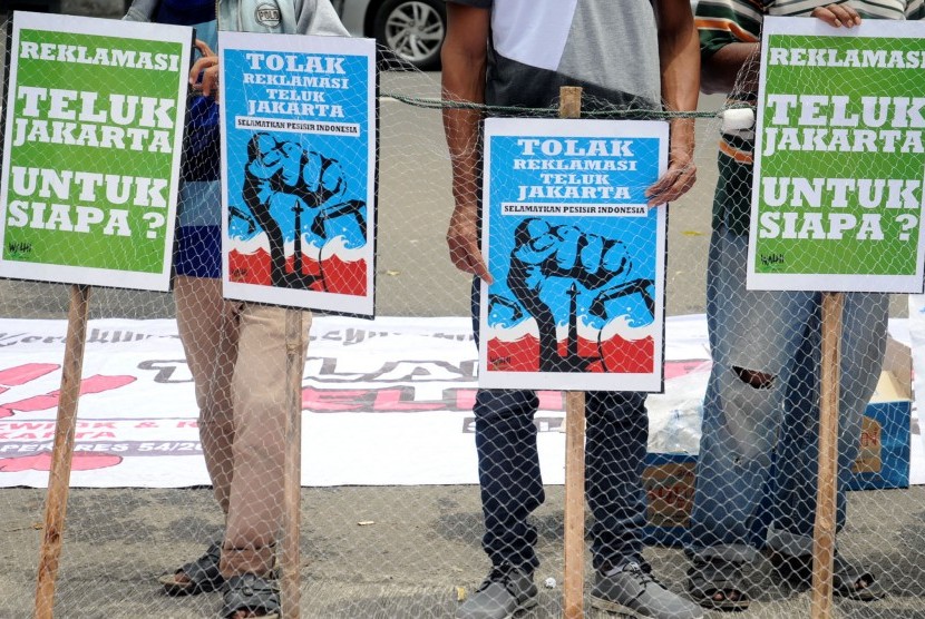 Sejumlah nelayan Muara Angke berunjuk rasa di depan gedung DPRD Jakarta, Kebon Sirih, Jakarta, Selasa (1/3).