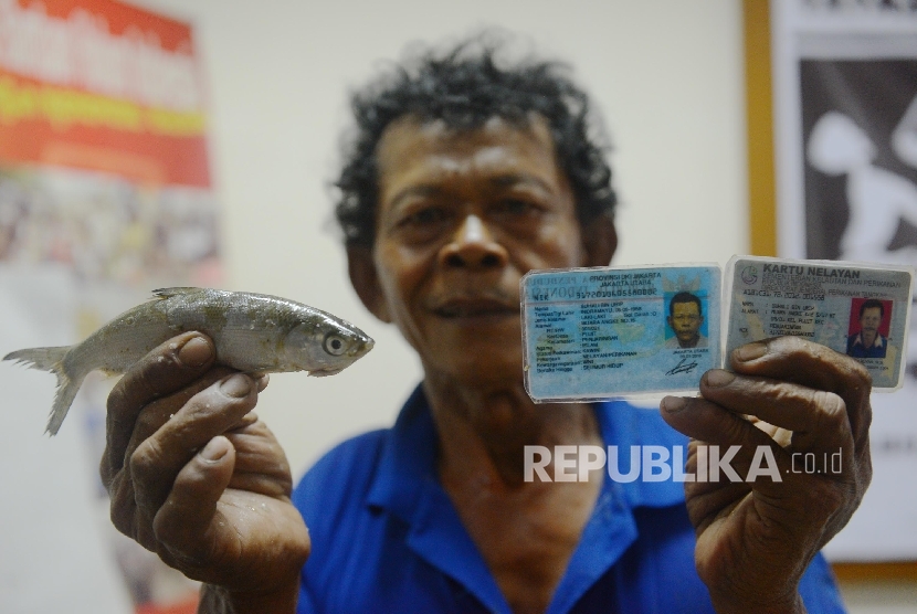  Sejumlah nelayan pesisir Jakarta menunjukan alat penangkap rajungan, KTP, Kartu Nelayan serta ikan hasil tangkapannya saat menggelar konferensi pers di Gedung LBH Jakarta, Selasa (19/4). (Republika/Raisan Al Farisi) 