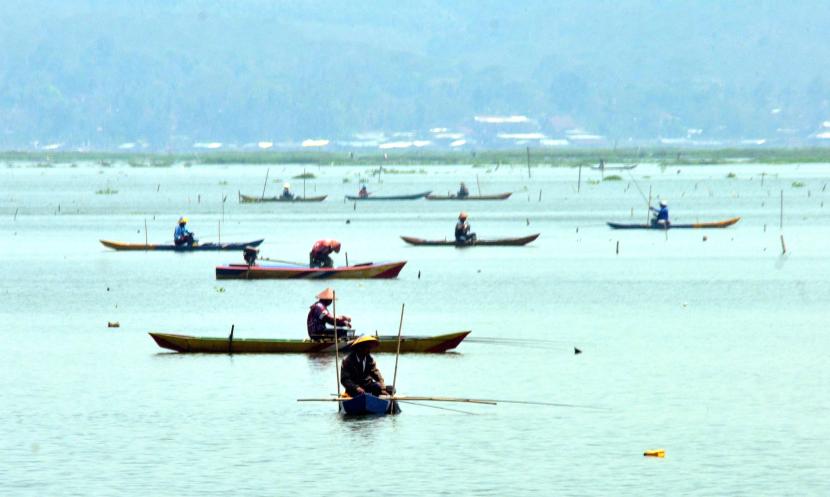  Sejumlah nelayan tangkap di Rawapening melakukan aktivitas di perairan danau alam ini.
