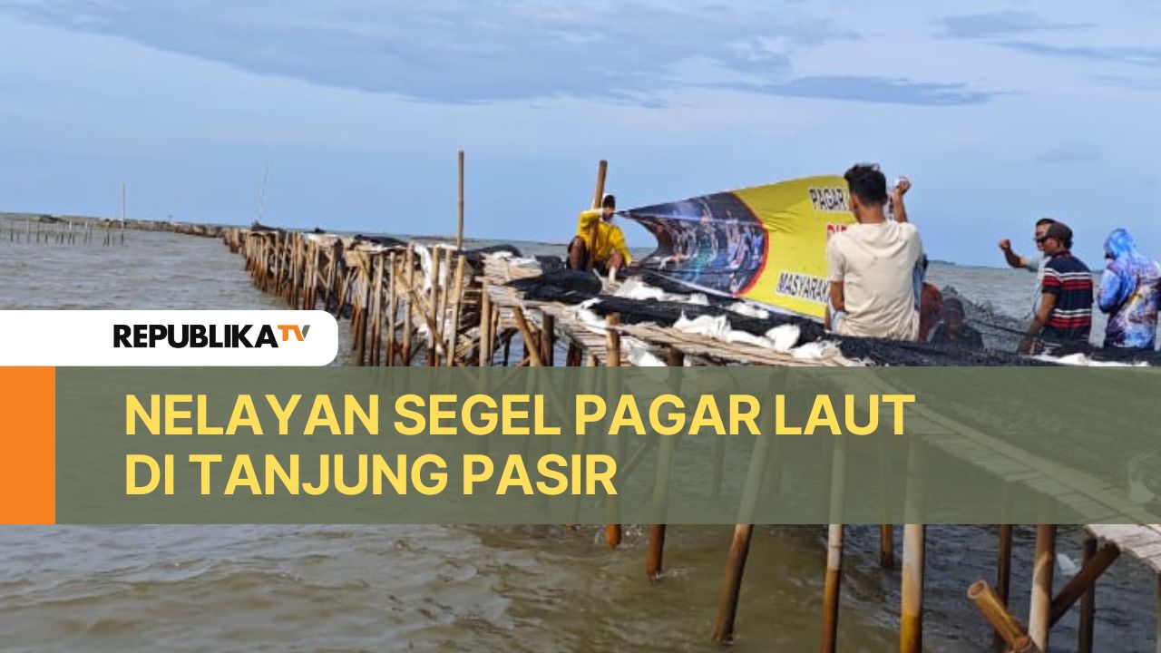 Sejumlah nelayan Tanjung Pasir, Teluknaga, Kabupaten Tangerang melakukan aksi penyegelan pagar laut. 