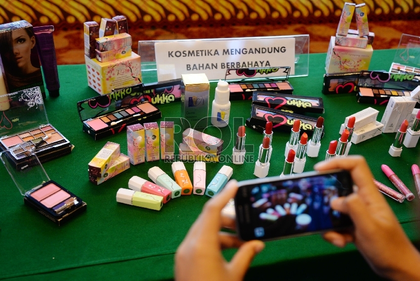 Sejumlah obat tradisional dan kosmetika ditunjukkan saat acara Gerakan Penanggulangan Obat Tradisional Mengandung Bahan Kimia Obat, Jakarta, Senin (30/11).  (Republika/Yasin Habibi)