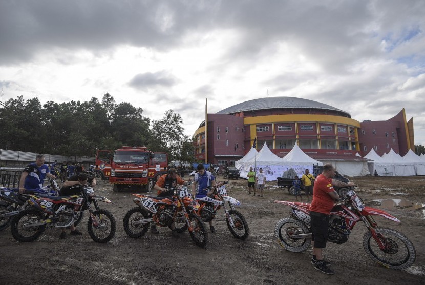Sejumlah ofisial antre untuk menimbang motocross-nya jelang kejuaraan MXGP di kawasan GOR Sahabuddin, Pangkalpinang, Bangka Belitung, Jumat (3/3). Kejuaraan dunia kelas MXGP, MX2, dan WMX itu digelar 4-5 Maret.