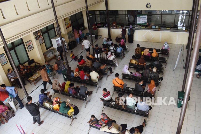 Sejumlah orang antre utuk mengikuti sidang isbat pernikahan dan menjadi saksi di Pengadilan Agama Kabupaten Madiun, Jawa Timur, Jumat (23/11/2018). 