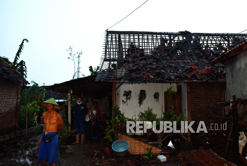 Angin Puting Beliung Rusak 11 Bangunan di Sampang (ilustrasi).