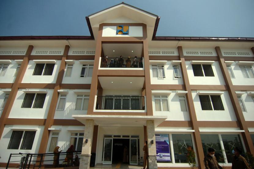 Rusunawa. Pemerintah Kota Surabaya mengakui ada 87 aparatur sipil negara (ASN) yang tinggal di rumah susun sewa sederhana (rusunawa) yang semestinya peruntukannya untuk masyarakat berpenghasilan rendah (MBR).