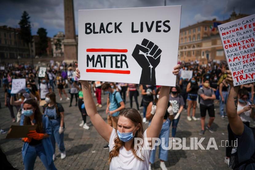 Sejumlah orang berkumpul menyerukan keadilan bagi George Floyd di alun-alun Piazza del Popolo Roma, Ahad (7/6). Orang-orang di seluruh Italia turut memprotes dan mengecam pembunuhan terhadap George Floyd sebagai bentuk menunjukkan solidaritas. 