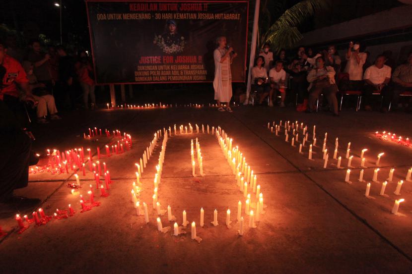Sejumlah orang dari berbagai elemen masyarakat sipil menggelar aksi solidaritas menyalakan lilin untuk mengenang Brigadir Novriansyah Joshua Hutabarat alias Brigadir J di kawasan Taman Ismail Marzuki (TIM), Jakarta, Senin (8/8/2022). 