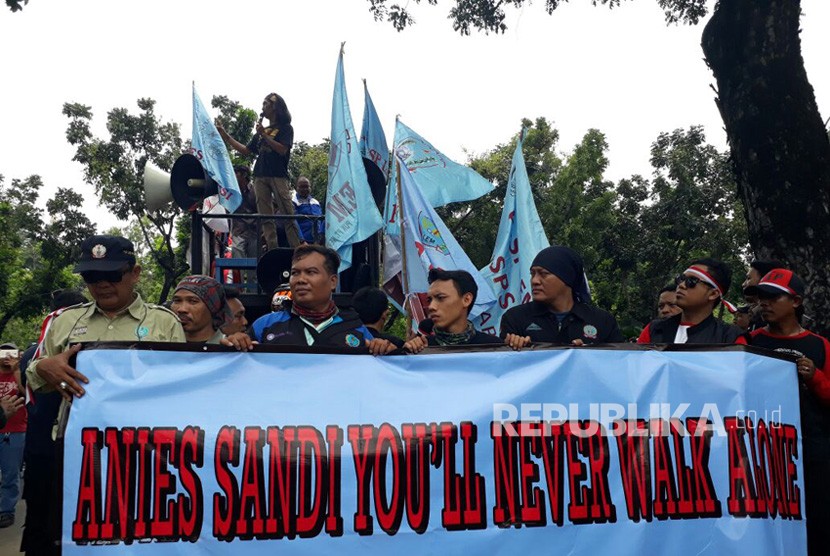 Sejumlah orang dari Koalisi Buruh Jakarta menggelar demonstrasi di depan Gedung Balai Kota DKI Jakarta, Selasa (31/10). Mereka menuntut UMP DKI Jakarta ditetapkan di angka Rp3,9 juta. 