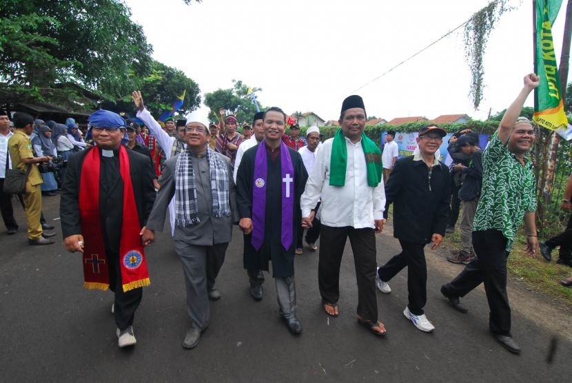 Sejumlah orang dari pemuka agama yang berbeda berjalan bersama dalam pembukaan MTQ ke 17 Kota Tangerang.