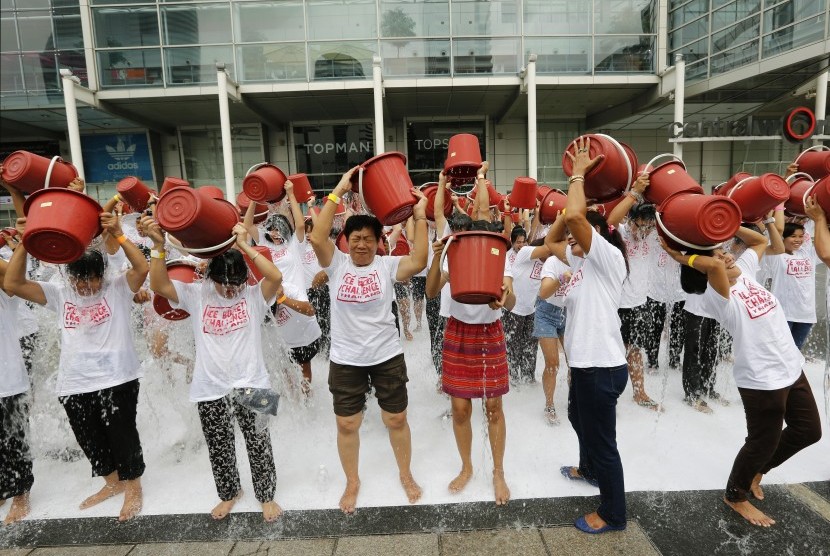 Sejumlah orang di Thailand mengikuti tantangan ice bucket challenge untuk mengumpulkan simpati bagi penderita penyakit ALS.