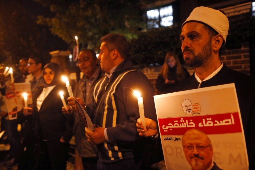 Sejumlah orang melakukan aksi di depan konsulat Arab Saudi di Istanbul, Kamis (25/10). Mereka meminta kasus kematian jurnalis Jamal Khashoggi diusut hingga tuntas.