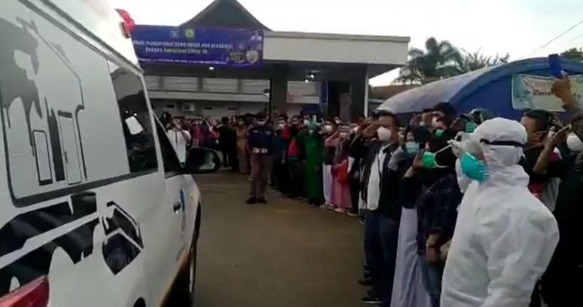 Sejumlah orang melakukan penghormatan terakhir kepada nakes yang meninggal dunia akibat Covid-19 di Kabupaten Garut, Jumat (5/2). 