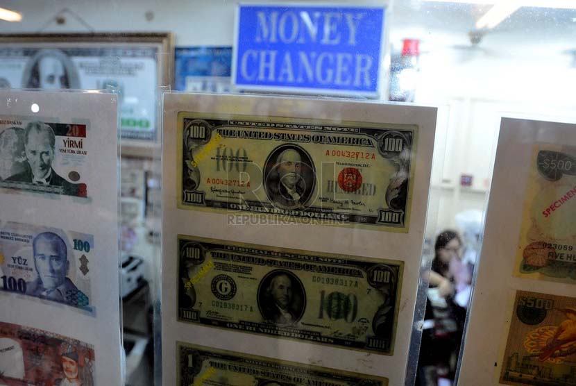Sejumlah orang melakukan transaksi jual beli mata uang di salah satu Money Changer di Jakarta, Jumat (27/6).
