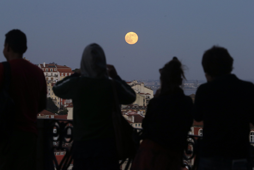 Keindahan Bulan Purnama Supermoon dari Berbagai Belahan 