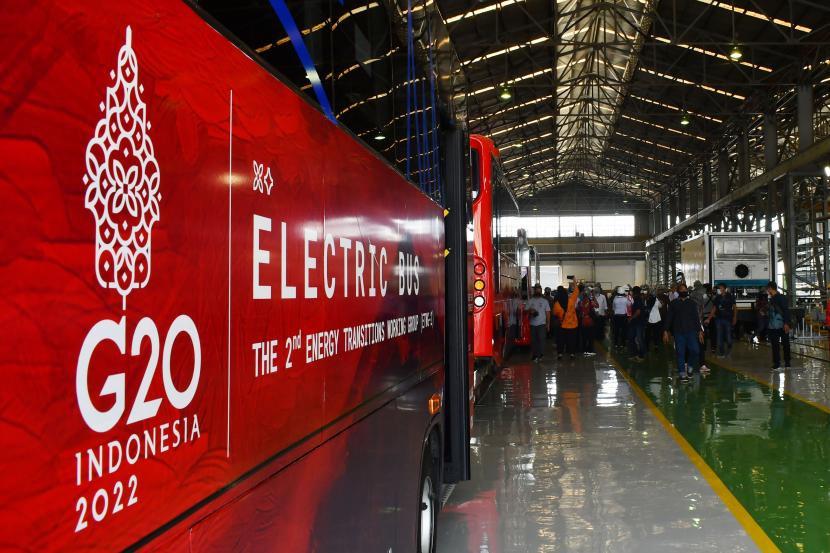 Sejumlah orang melihat Bus Listrik G20 produksi PT INKA (Persero) saat kunjungan kerja Menteri Perhubungan Budi Karya Sumadi di PT INKA (Persero) Madiun, Jawa Timur, Ahad (17/7/2022). PT PLN (Persero) terus memastikan keandalan pasokan listrik guna menyukseskan gelaran Konferensi Tingkat Tinggi (KTT) G20 di Bali pada 15 November 2022. 
