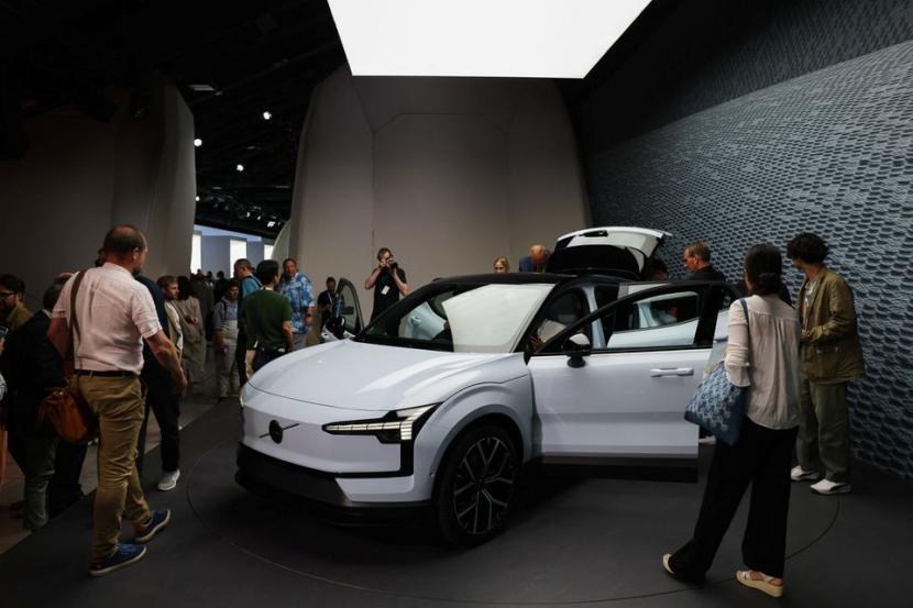 Sejumlah orang melihat SUV listrik Volvo EX30 saat acara acara peluncuran di Milan, Italia, Rabu (7/6/2023). Foto ilustrasi.