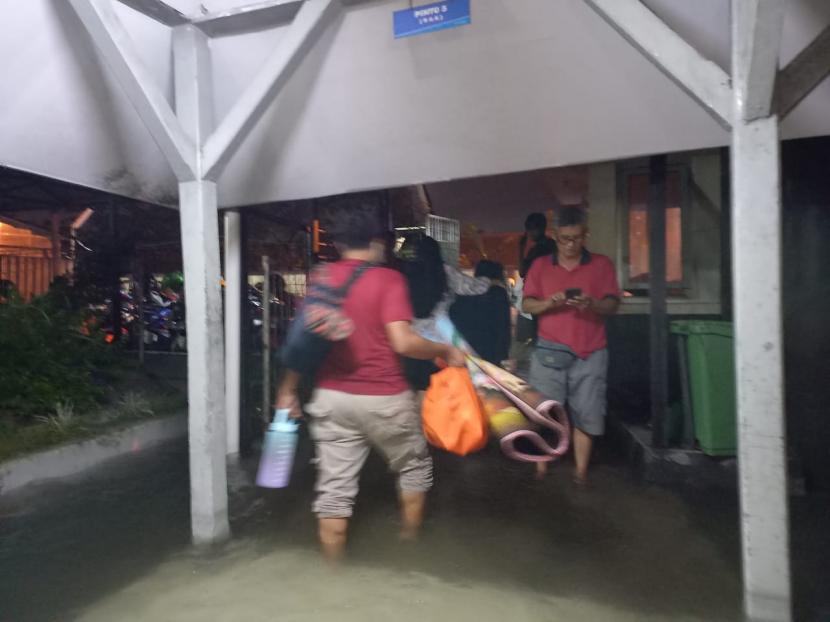 Sejumlah orang melintas di lorong RSUD dr Soekardjo Kota Tasikmalaya, Jumat (15/4/2022) malam. Banjir terjadi di RSUD dr Seokardjo sejak Jumat sore. Ketinggian air mencapai 50 centimeter di sejumlah ruang rawat inap.