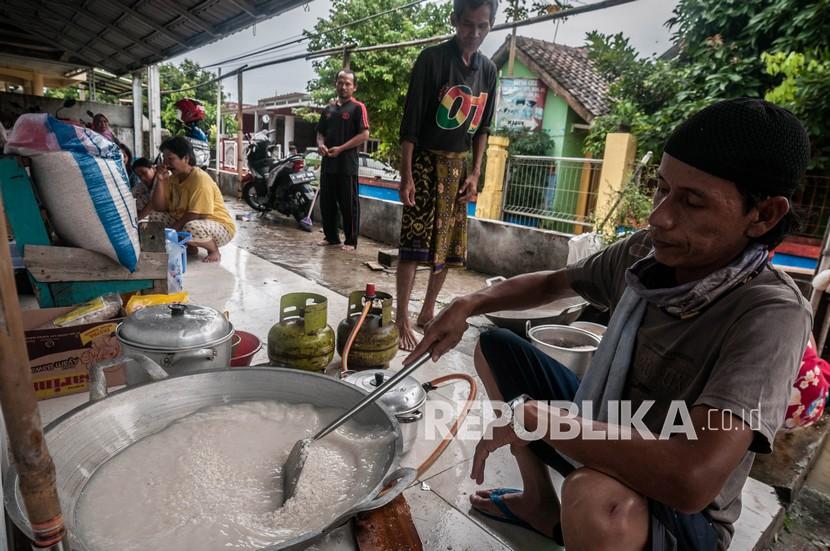Sejumlah orang memasak makanan untuk warga terdampak banjir di Rangkasbitung, Lebak, Banten, Selasa (14/9/2021). Dapur Umum yang diadakan secara swadaya oleh warga setempat tersebut guna membantu sesama korban banjir. 