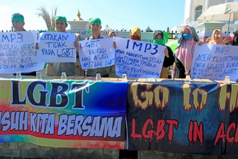 Sejumlah orang memegang spanduk meneriakkan pernyataan anti-LGBT. (Reuters: Antara Foto)