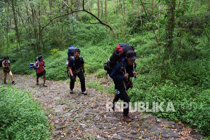 Sejumlah orang mendaki Gunung Lawu melalui jalur pendakian Cemoro Sewu, Kabupaten Magetan, Jawa Timur, Ahad (16/5/2021). Kuasai navigasi darat agar tidak kesasar saat mendaki gunung.