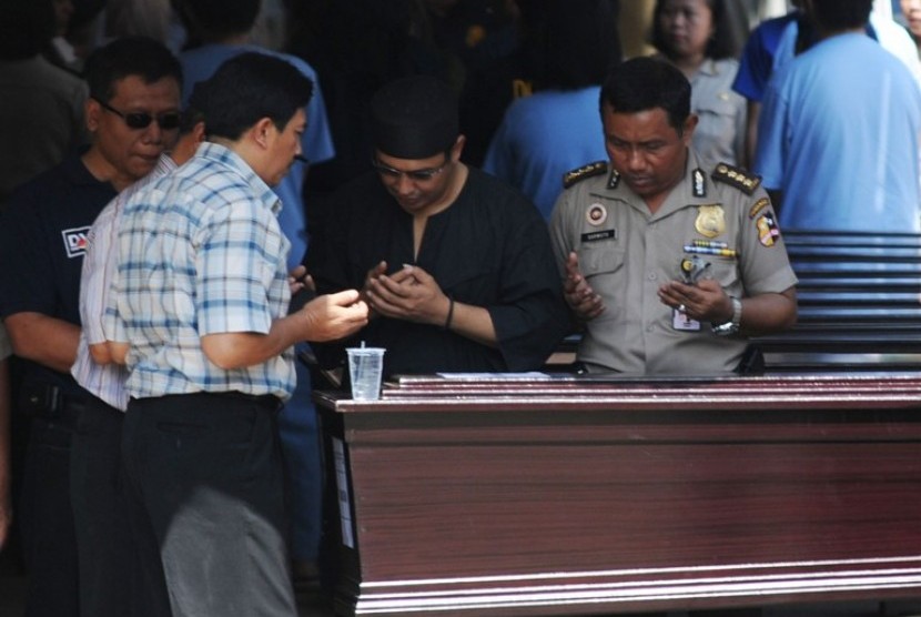 Sejumlah orang mendoakan jenazah kerabatnya yang menjadi korban jatuhnya pesawat Sukhoi SJ100 di Rumah Sakit Polri, Jakarta