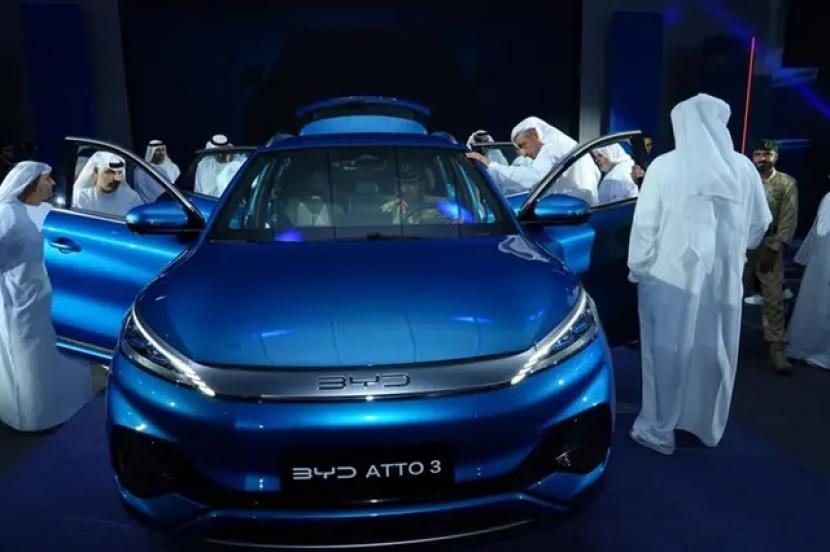 Sejumlah orang mengamati mobil listrik BYD Atto 3 yang untuk pertama kalinya diluncurkan di Uni Emirat Arab, Kamis (22/6/2023).