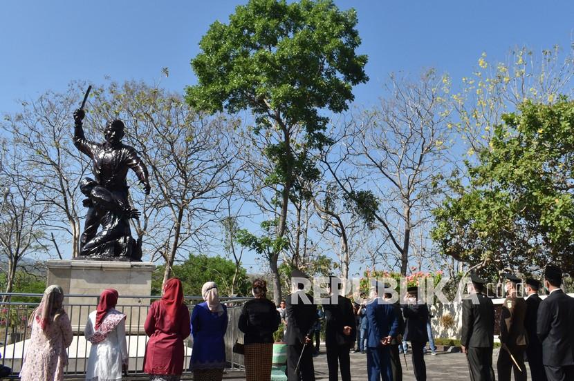Sejumlah orang mengamati patung keganasan Partai Komunis Indonesia (PKI) seusai mengikuti upacara peringatan Hari Kesaktian Pancasila di areal Monumen Korban Keganasan PKI di Kresek, Kabupaten Madiun, Jawa Timur, beberapa waktu lalu.