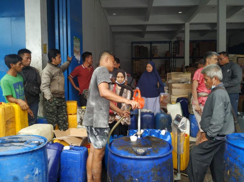 Sejumlah orang mengantre di salah satu agen minyak goreng curah di Pasar Cikurubuk, Kota Tasikmalaya, Senin (21/3/2022). Di agen itu, minyak goreng curah dijual dengan harga Rp 18.500 per kilogram.