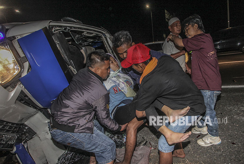 Sejumlah orang mengevakuasi korban kecelakaan mobil elf di ruas Tol Cipali. (Ilustrasi)