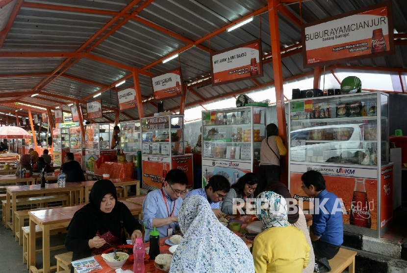 Sejumlah orang menikmati makanan dan minuman di pusat jajanan serba ada (Pujasera) Melawai, Jakarta, Kamis (1/12). (foto ilustrasi)