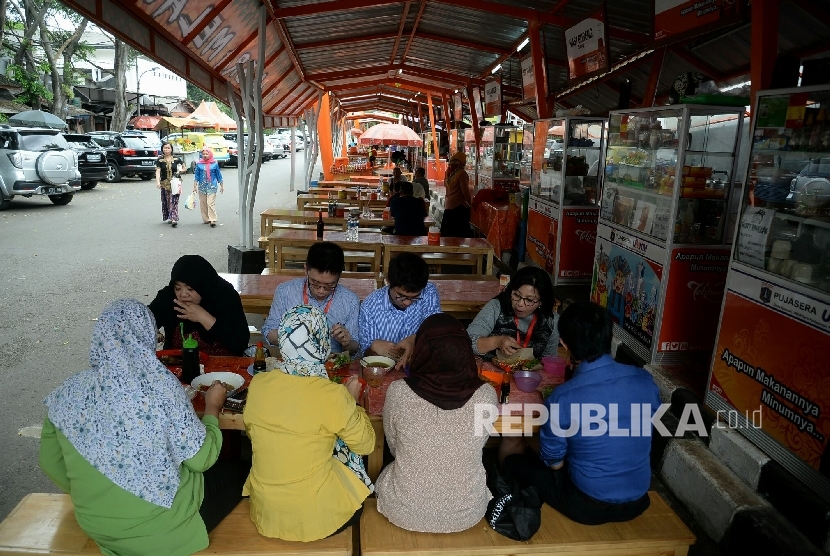 Sejumlah orang menikmati makanan dan minuman di pusat jajanan serba ada (Pujasera) Melawai, Jakarta, Kamis (1/12).