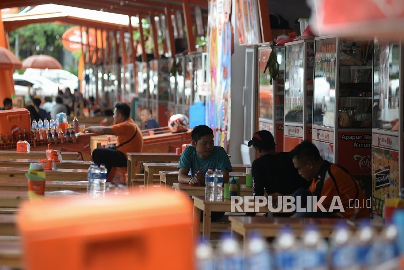Sejumlah orang menikmati makanan dan minuman di pusat jajanan serba ada (Pujasera) Melawai, Jakarta, Kamis (1/12).