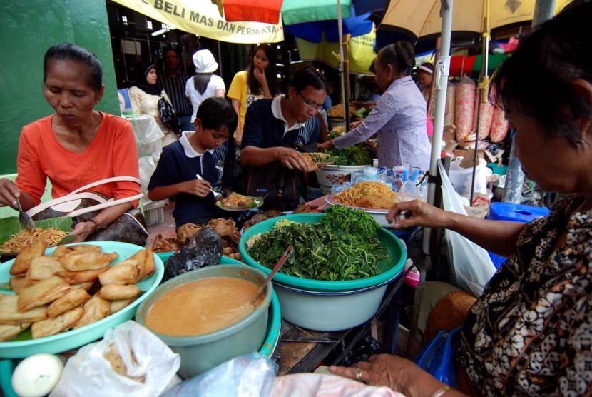 Sejumlah orang menikmati pecel di kawasan pasar Bringharjo, Yogyakarta. Pelaku industri kecil dan menengah (IKM) kesulitan mendapatkan bahan baku di tengah pandemi Covid-19.