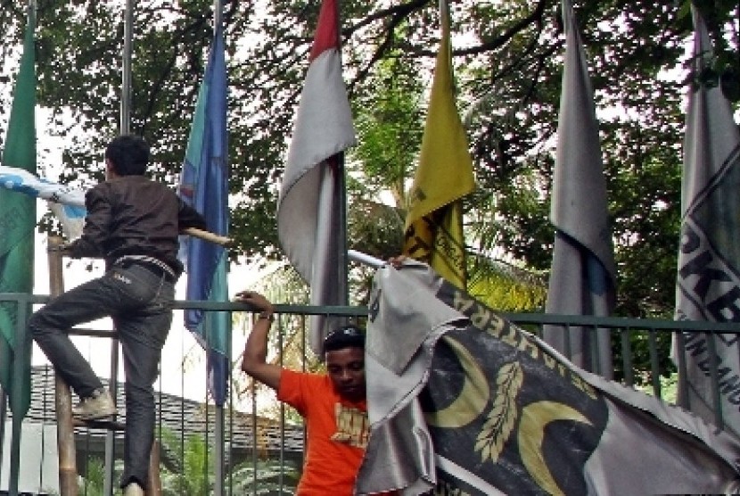 Sejumlah orang menurunkan bendera PKS yang terpasang di kantor Sekretariat Gabungan (Setgab), Jakarta, Rabu (4/4)